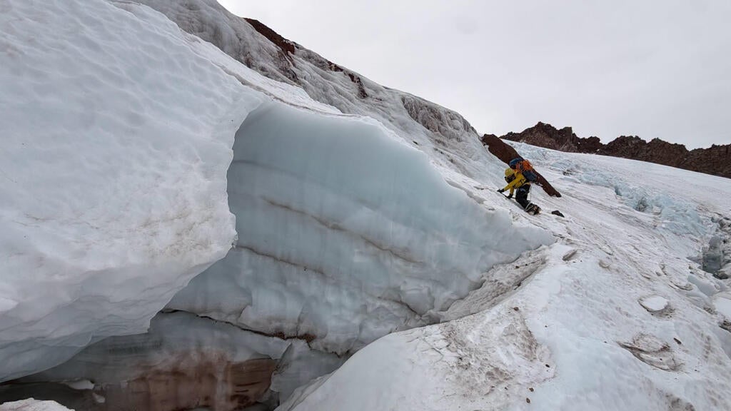 Florida man injured climbing California's Mount Shasta rescued after 2 nights in freezing temps — CBS Miami, Fridley Health news
