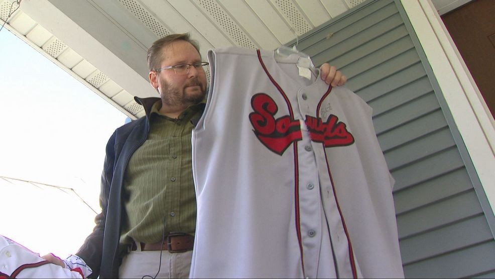 Brewers fan makes long drive from Wisconsin to Tampa Bay for Game 3 — Fox 11 Green Bay Local, Fridley Sports news