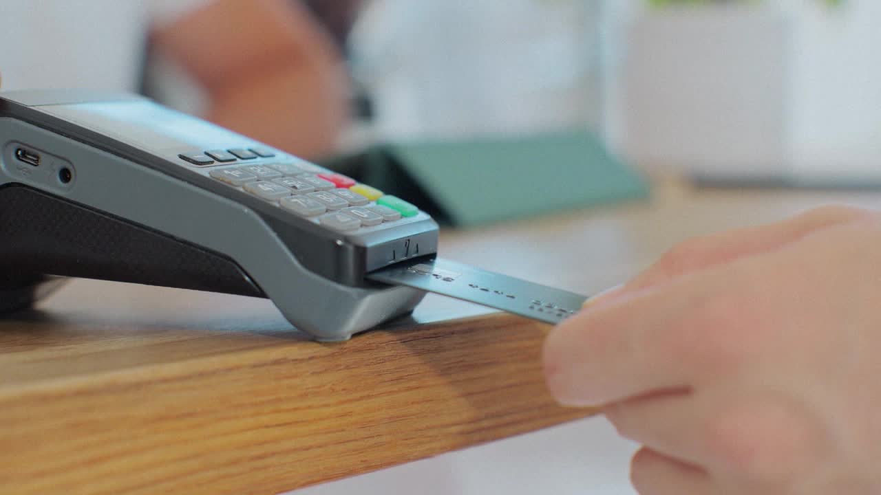 Avoiding fees when holiday shopping — Fridley Business news